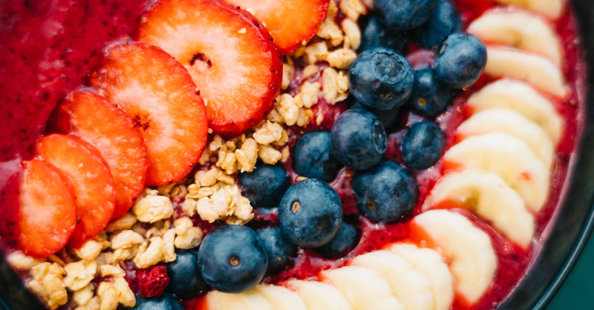 Vibrant smoothie bowl topped with fresh fruits and granola, perfect for a healthy start.